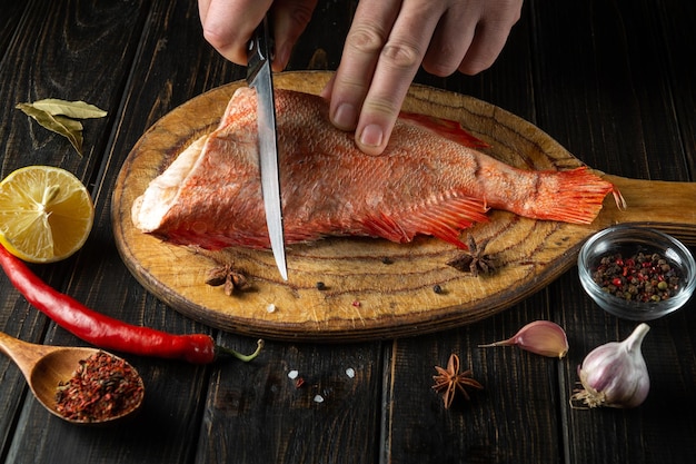 Le cuisinier prépare du poisson Sebastes frais Préparation à la cuisson des aliments pour poissons