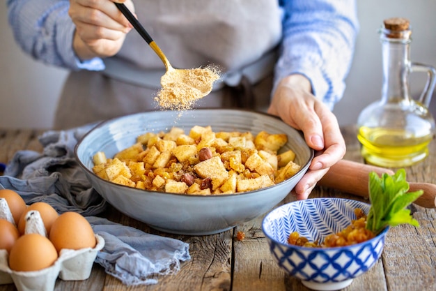 Un cuisinier prépare une garniture pour le strudel aux pommes