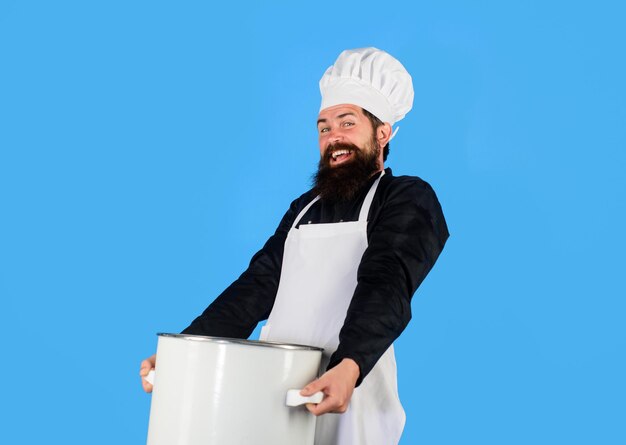 Le cuisinier en tablier blanc tient le chef en pot avec une grande casserole ou une casserole concept de cuisine professionnelle homme