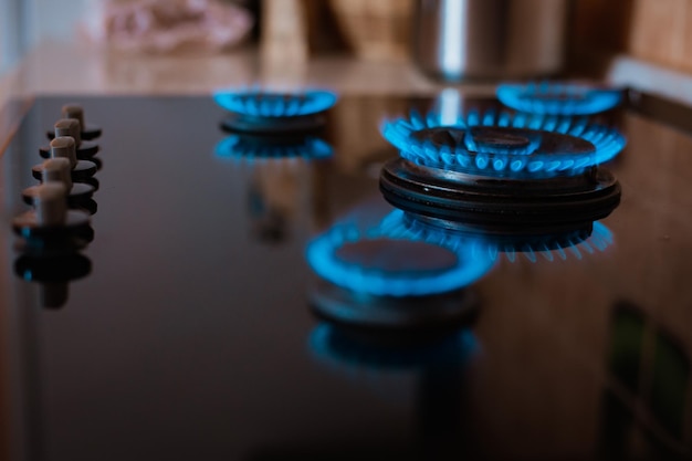 Photo cuisinière de cuisine moderne avec des flammes bleues brûlant