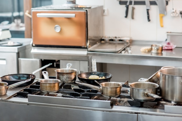 Cuisinière équipée professionnelle à la cuisine du restaurant