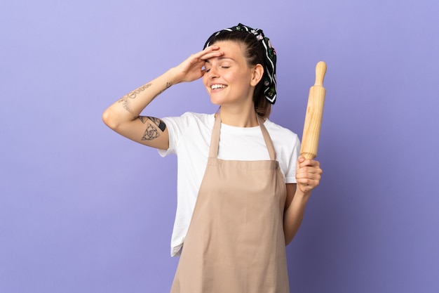 Cuisinière femme slovaque isolée sur fond violet souriant beaucoup