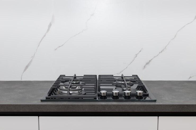 Cuisinière à gaz de cuisine sur plan de travail gris Concept de cours de cuisine d'intérieur moderne de cuisine