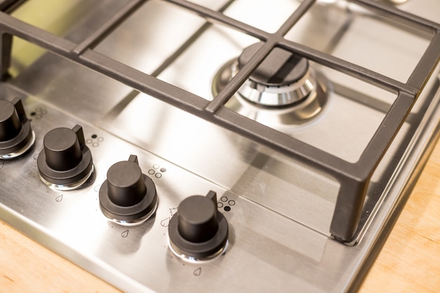 Photo cuisinière à gaz en métal sur cuisine moderne