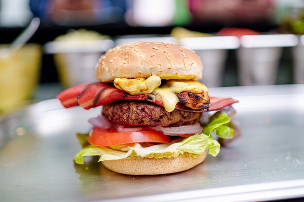 Photo la cuisinière prépare un burger végétalien dans son restaurant