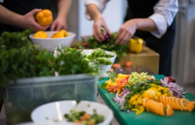 Cuisiniers et chefs d'équipe professionnels préparant des repas dans une cuisine d'hôtel ou de restaurant animée