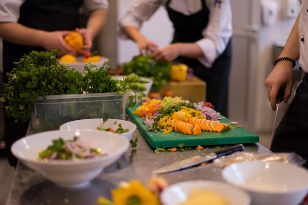 Cuisiniers et chefs professionnels de l'équipe préparant le repas dans la cuisine animée d'un hôtel ou d'un restaurant