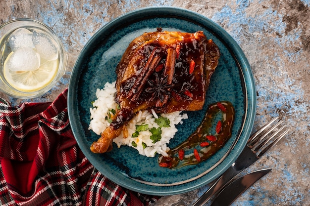 Cuisse de canard confite avec riz et baies de goji. Cuisine française traditionnelle. Vue d'en-haut.