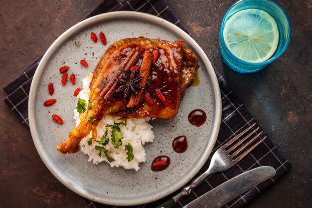 Cuisse de canard confite avec riz et baies de goji. Cuisine française traditionnelle. Vue d'en-haut.