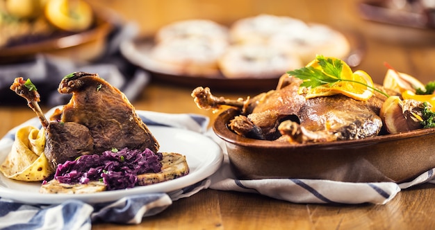 Photo cuisse de canard de noël rôti boulettes de chou rouge bière pression de foie et petits pains au four