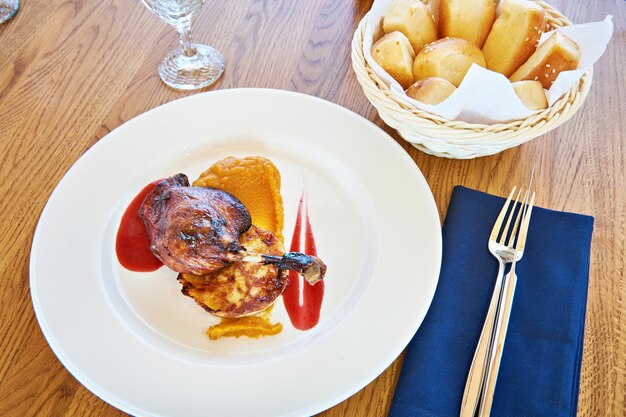 Cuisse de canard rôtie avec escalope de légumes