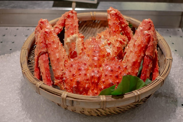 Cuisse de crabe royal bouillie à la vapeur rouge fraîche de la mer pour un délicieux repas de fruits de mer savoureux dans le marché du magasin