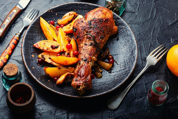 Cuisse de dinde appétissante frite avec des oranges et des épices