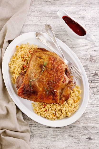 Cuisse de dinde au four avec garniture de boulgour et légumes