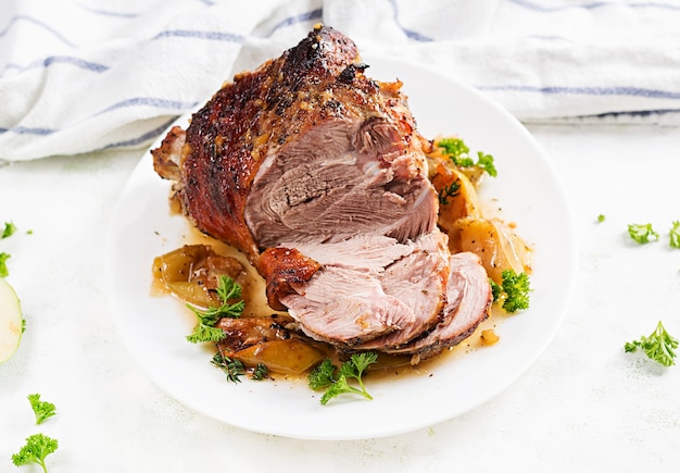 Cuisse de dinde cuite au four avec épices et pommes. Dîner de Thanksgiving.