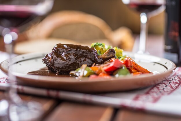 Cuisse de lapin confite avec pain aux légumes redvine en pub ou restaurant.