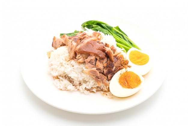 Cuisse de porc cuit avec du riz et des légumes