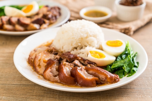 Cuisse de porc cuite avec du riz