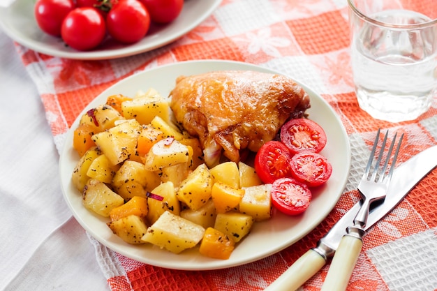 Cuisse de poulet au four avec pommes de terre au four et garniture de citrouille