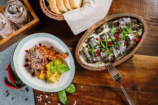 Cuisse de poulet au four avec sauce et fruits sur le fond en bois