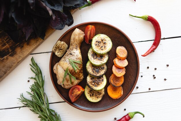 Cuisse de poulet aux légumes, un morceau de viande grillée aux légumes, un délicieux menu de restaurant