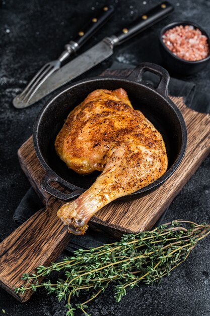 Cuisse de poulet barbecue frit dans une poêle