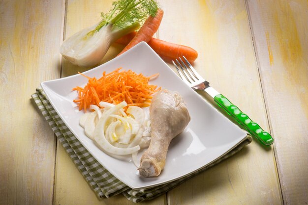 Cuisse de poulet bouillie avec salade de fenouil et de carottes