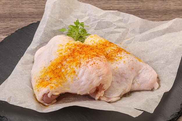 Cuisse de poulet cru aux épices