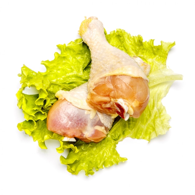 Cuisse de poulet cru sur un blanc isolé