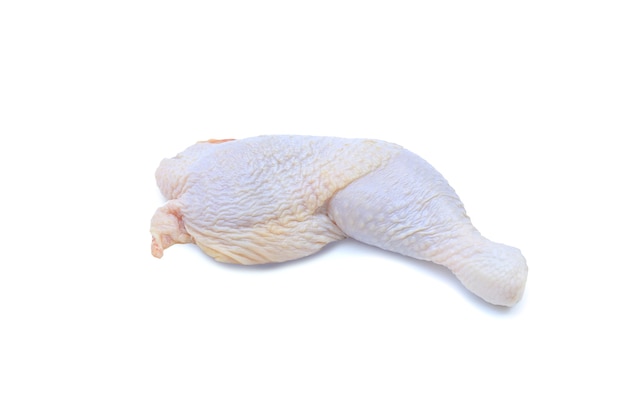 Cuisse de poulet cru isolé sur fond blanc avec un tracé de détourage