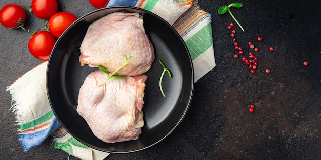 Cuisse de poulet cru viande de volaille portion fraîche repas sain régime alimentaire collation sur la table