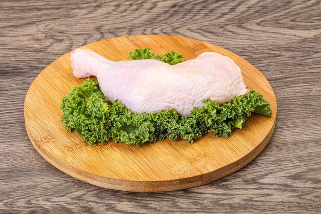 Cuisse de poulet crue pour la cuisson