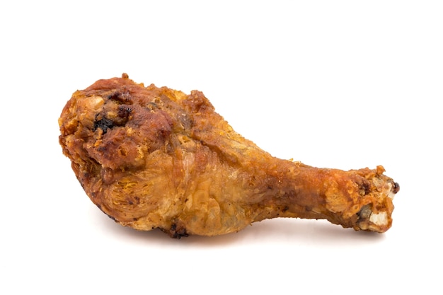 Cuisse de poulet frit sur un fond blanc.