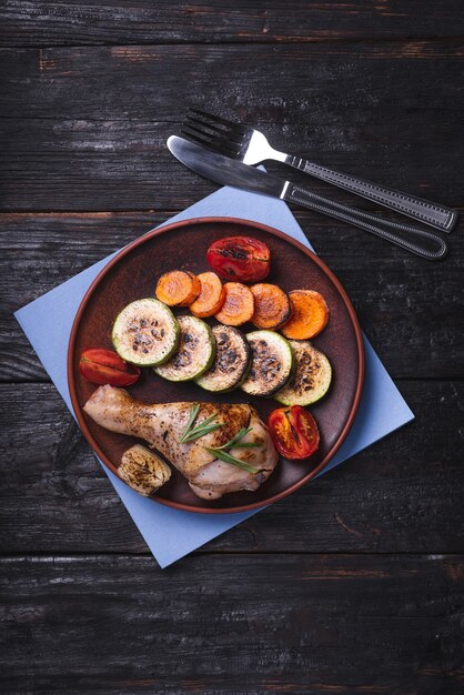 Cuisse de poulet frit avec légumes grillés, délicieux dîner