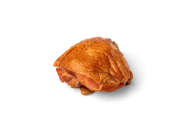 Cuisse de poulet fumé isolée sur blanc.