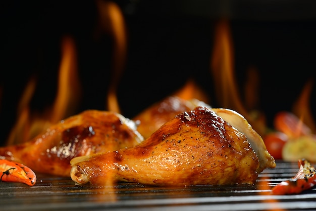 Cuisse de poulet grillé sur le grill