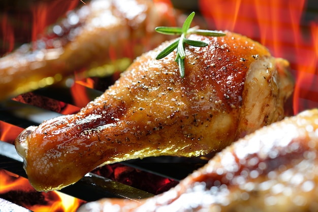 Photo cuisse de poulet grillé sur le grill