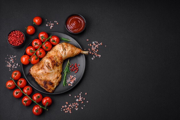 Cuisse de poulet grillée fraîche avec sel, épices et herbes