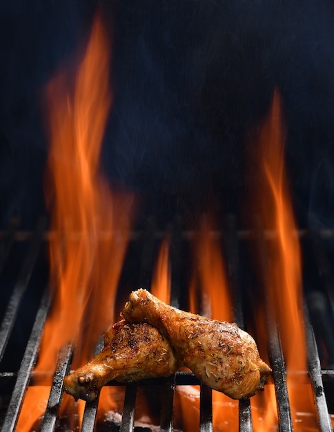 Cuisse De Poulet Grillée Sur Le Gril Flamboyant