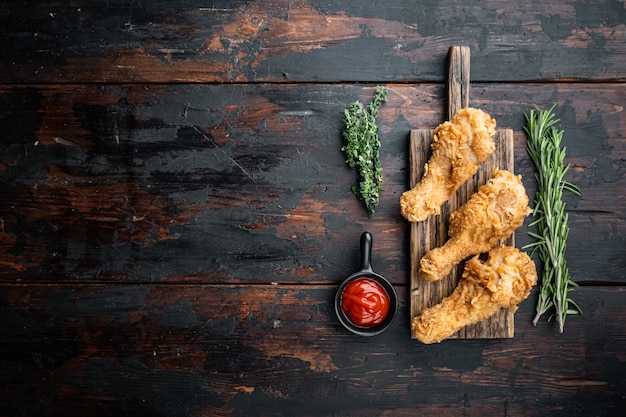 Cuisse de poulet panée et frite sur bois foncé