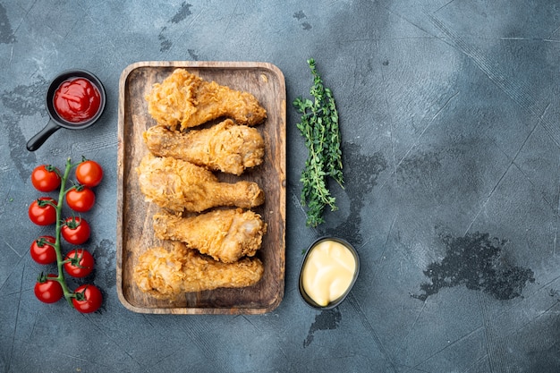 Cuisse de poulet panée et frite sur fond gris