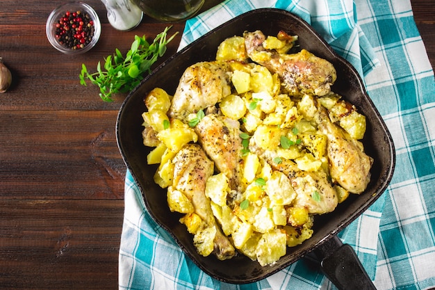 Cuisse de poulet rôti avec pommes de terre au cumin et à l&#39;ail.