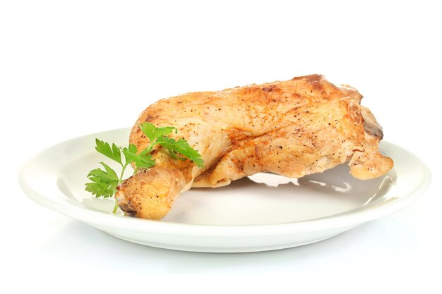 Cuisse de poulet rôtie au persil dans l'assiette sur fond blanc