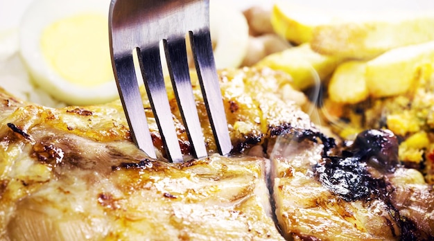 Cuisse de poulet en tranches avec de la fumée qui sort de la viande chaude fumer du poulet au restaurant brésilien