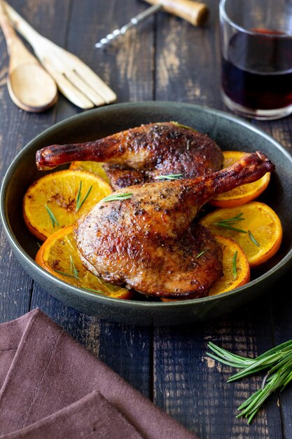 Cuisses de canard au four avec oranges et romarin Style rustique