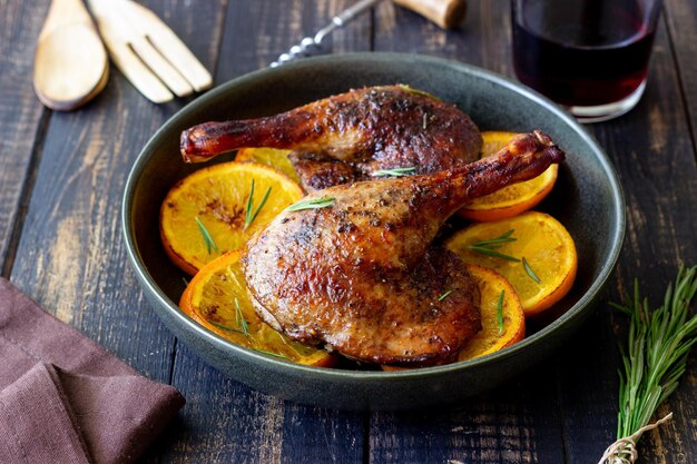 Cuisses de canard au four avec oranges et romarin Style rustique