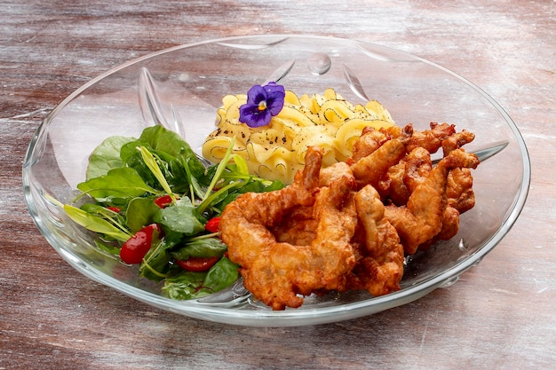 Cuisses de grenouilles croustillantes avec purée de pommes de terre Plat russe rétro classique