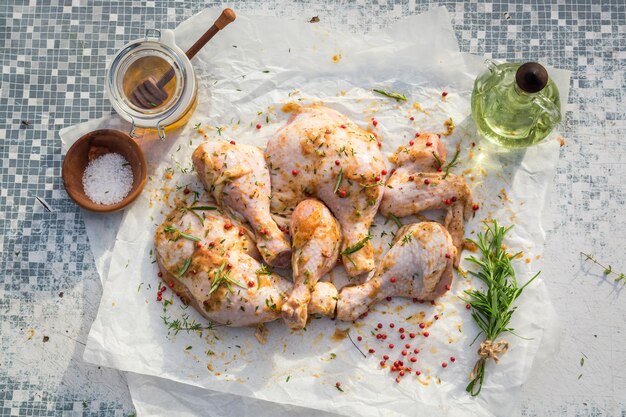 Cuisses de poulet assaisonnées au romarin sur une vieille table