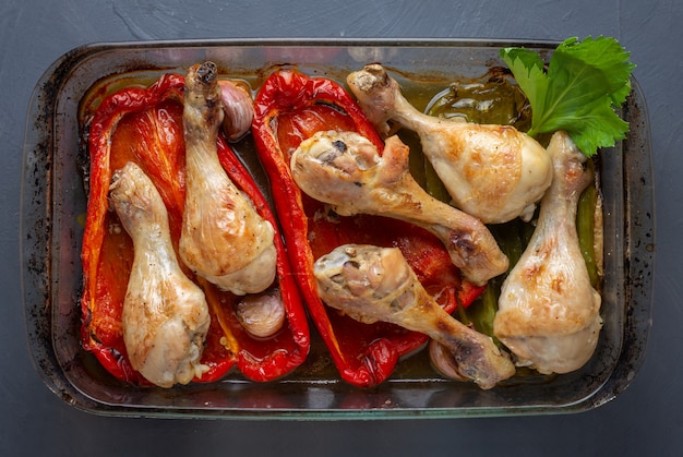 Cuisses de poulet au four aux poivrons rouges et verts