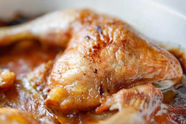Cuisses de poulet au four dans leur propre jus libre dans un plat allant au four